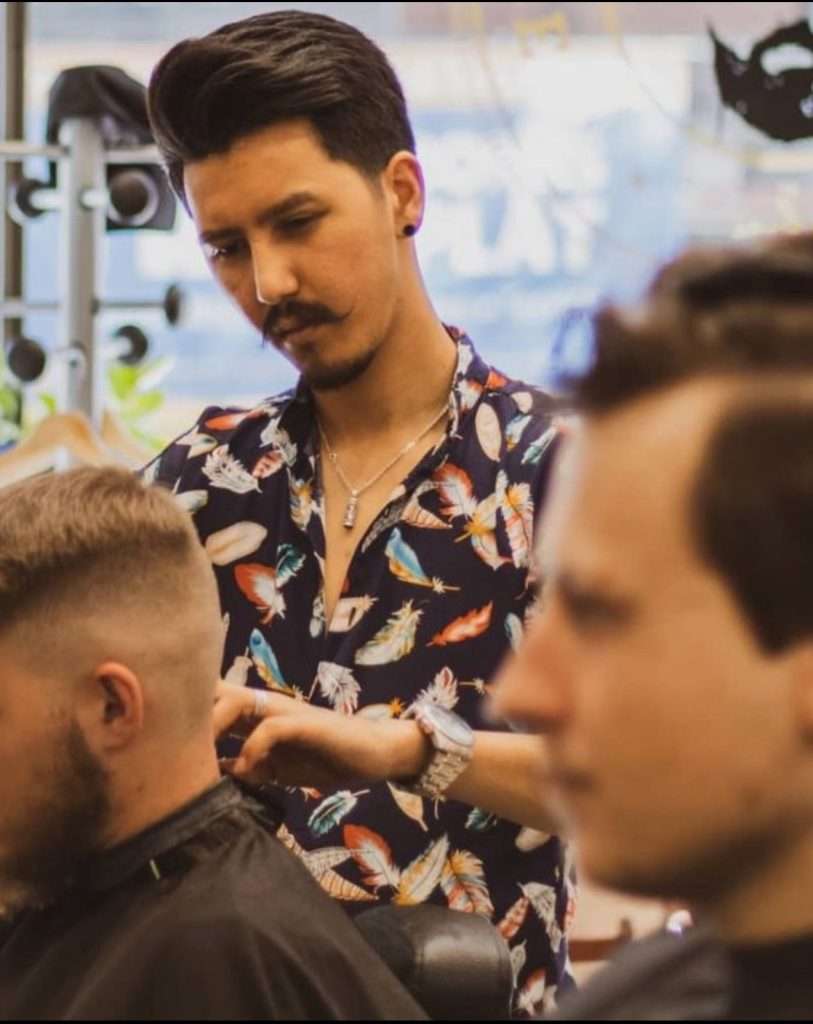 Barbershop amin klipper en kund