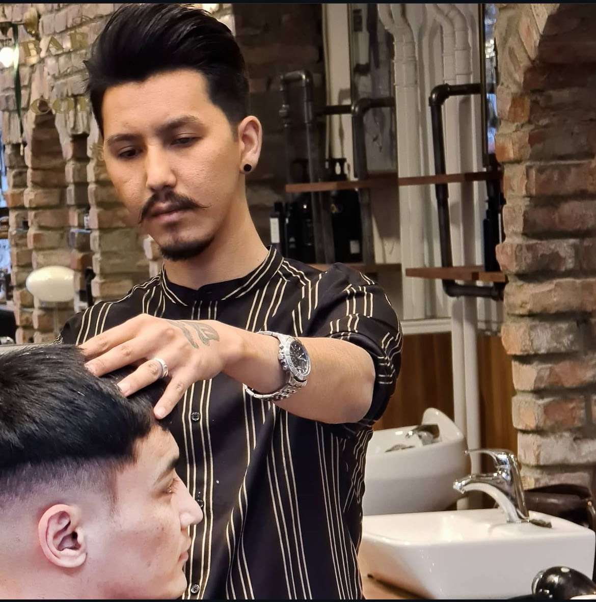 Barbershop amin klipper en kund